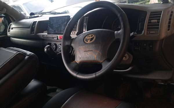 TOYOTA HI ACE COMMUTER