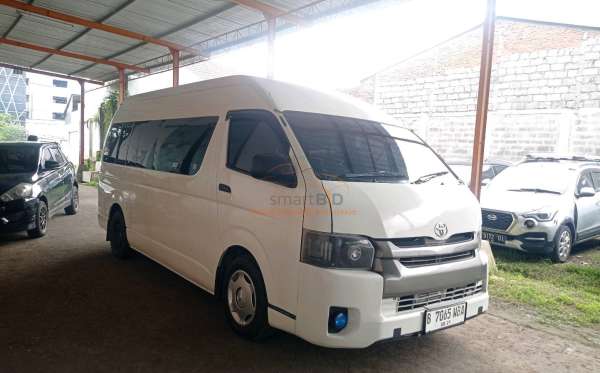 TOYOTA HI ACE COMMUTER