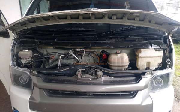 TOYOTA HI ACE COMMUTER