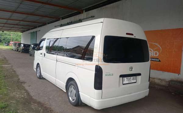 TOYOTA HI ACE COMMUTER