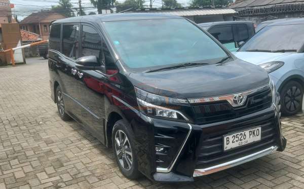 TOYOTA VOXY 2.0 AT