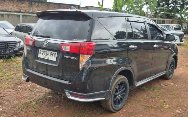 TOYOTA INNOVA VENTURER