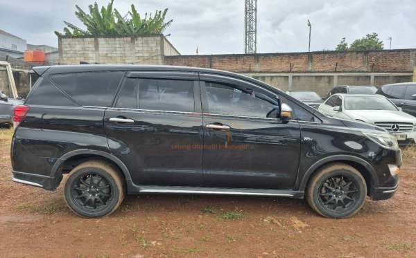 TOYOTA INNOVA VENTURER