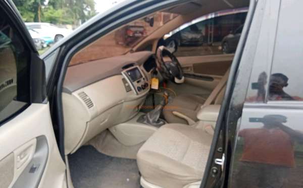 TOYOTA INNOVA G
