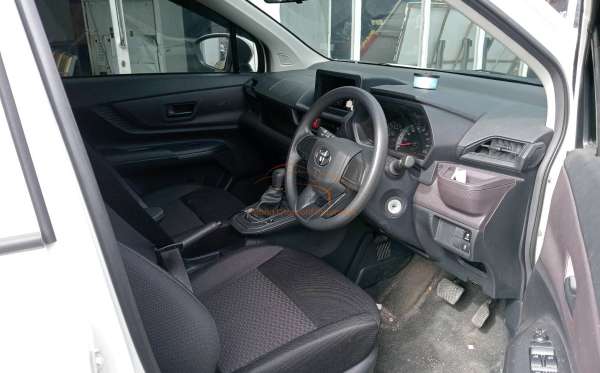 TOYOTA AVANZA 1.3 E