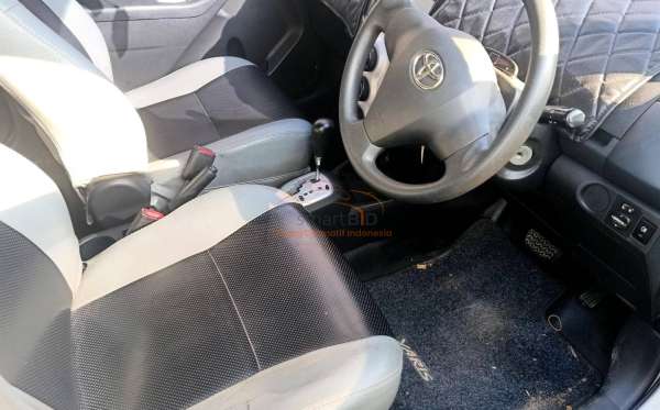 TOYOTA YARIS E