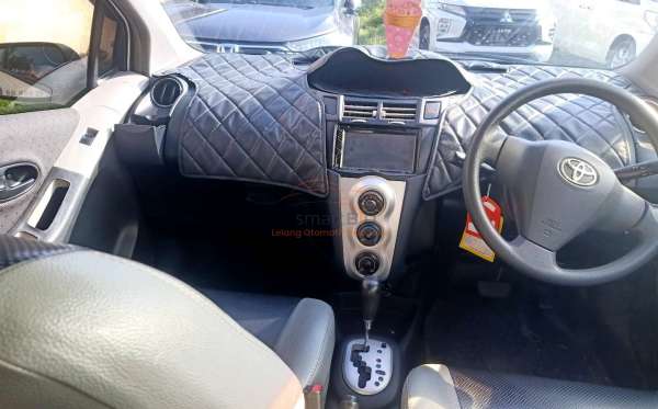 TOYOTA YARIS E