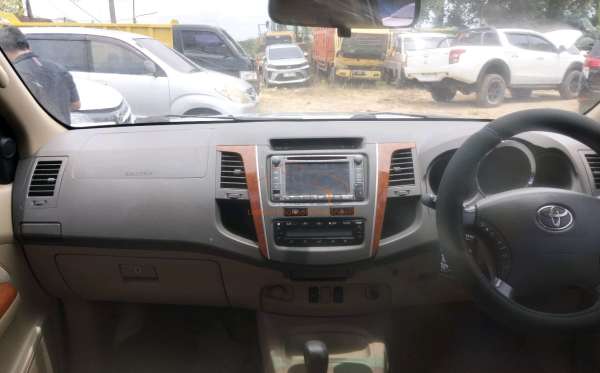 TOYOTA FORTUNER 2.5G AT