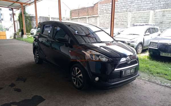 TOYOTA SIENTA 1.5V