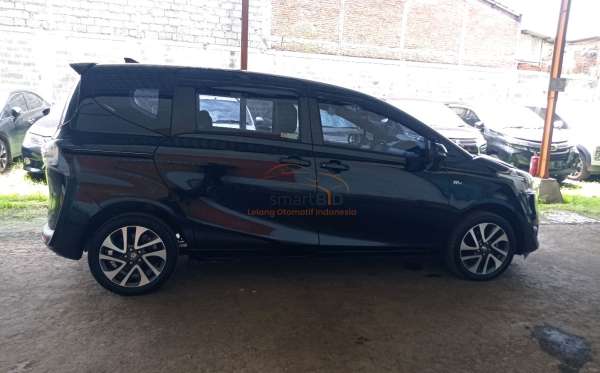 TOYOTA SIENTA 1.5V