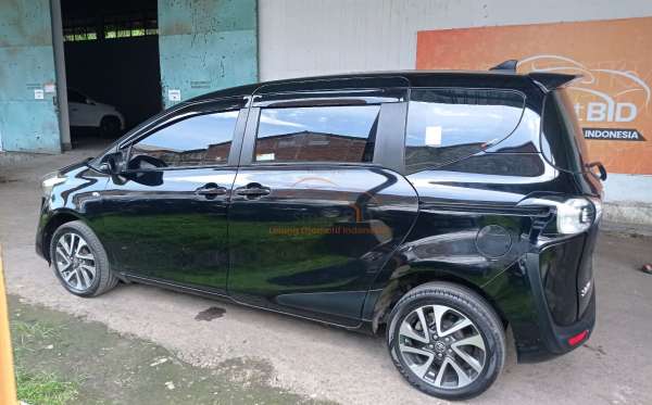 TOYOTA SIENTA 1.5V