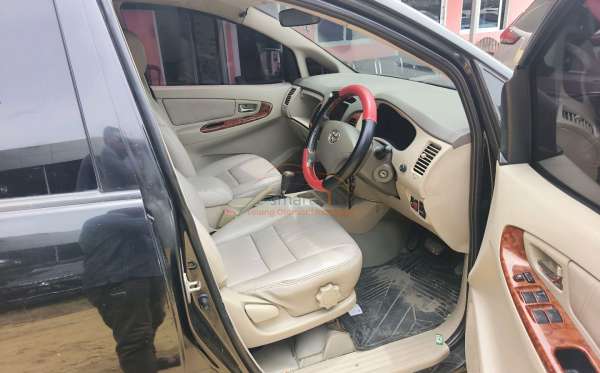 TOYOTA INNOVA V