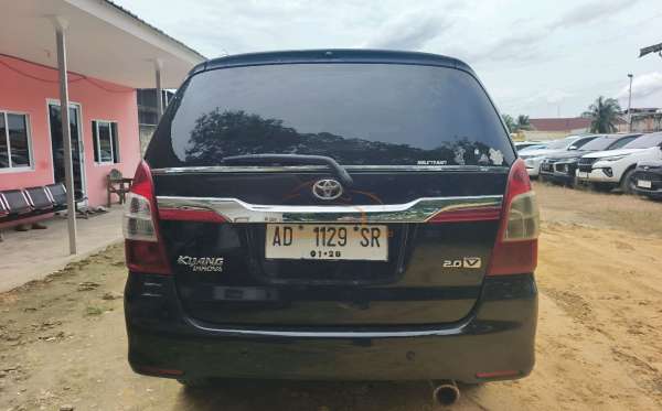 TOYOTA INNOVA V