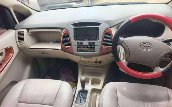 TOYOTA INNOVA V