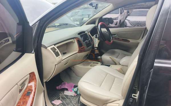 TOYOTA INNOVA V