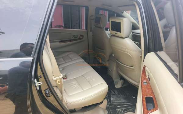 TOYOTA INNOVA V