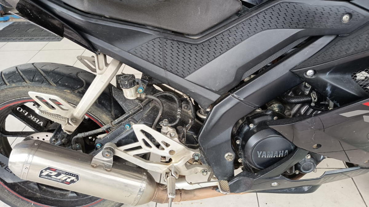 YAMAHA R15