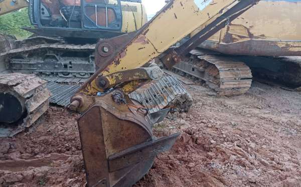 KOMATSU EXCAVATOR PC130F-7