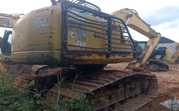 KOMATSU EXCAVATOR PC130F-7