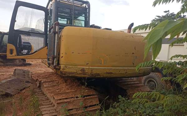 KOMATSU EXCAVATOR PC130F-7