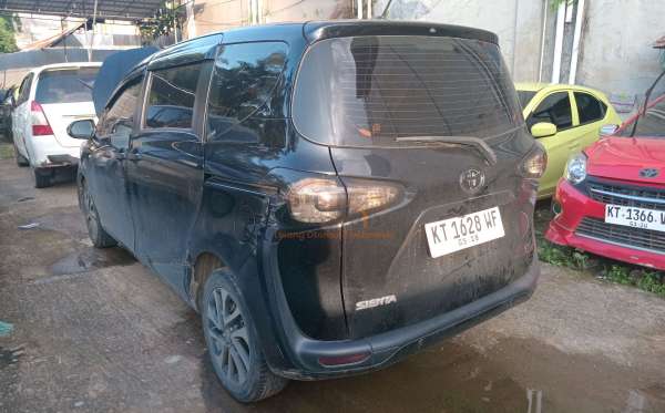 TOYOTA SIENTA 1.5V