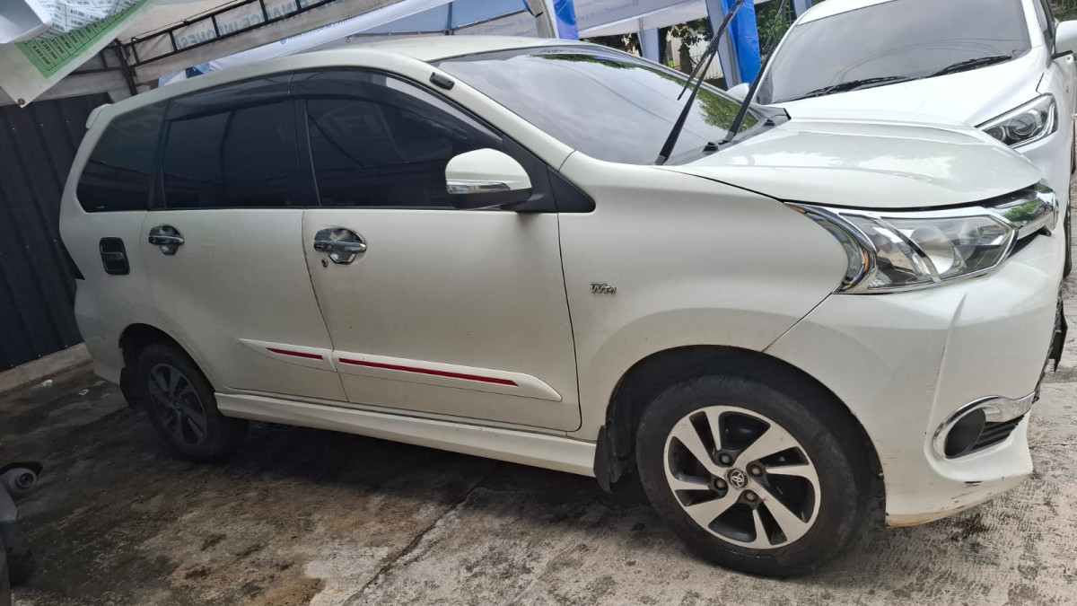 TOYOTA  AVANZA  VELOZ
