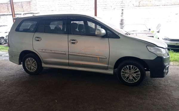 TOYOTA INNOVA V