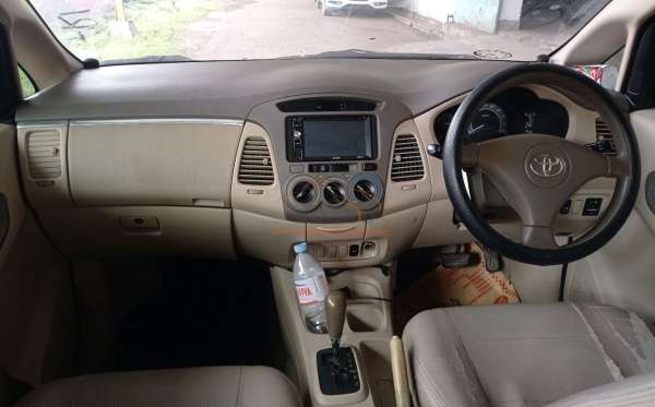 TOYOTA INNOVA V