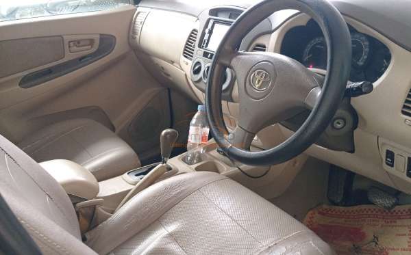 TOYOTA INNOVA V
