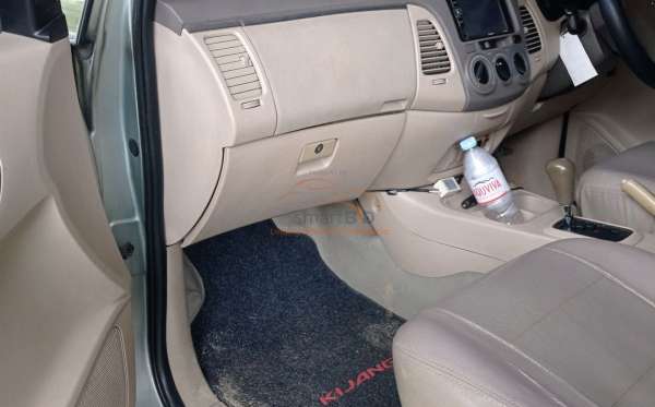TOYOTA INNOVA V
