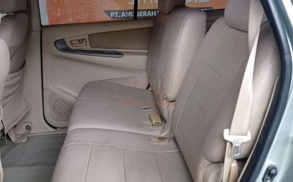 TOYOTA INNOVA V