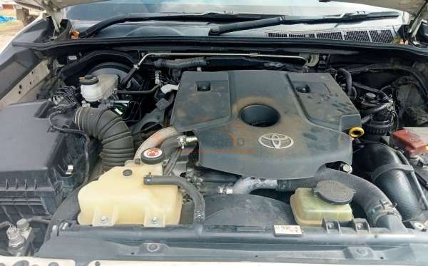 TOYOTA HILUX 2.4G DC 4X4