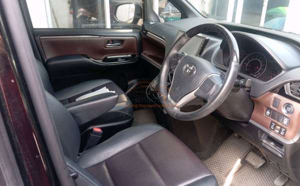 TOYOTA VOXY 2.0 AT