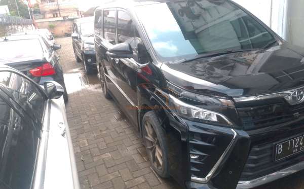 TOYOTA VOXY 2.0 AT