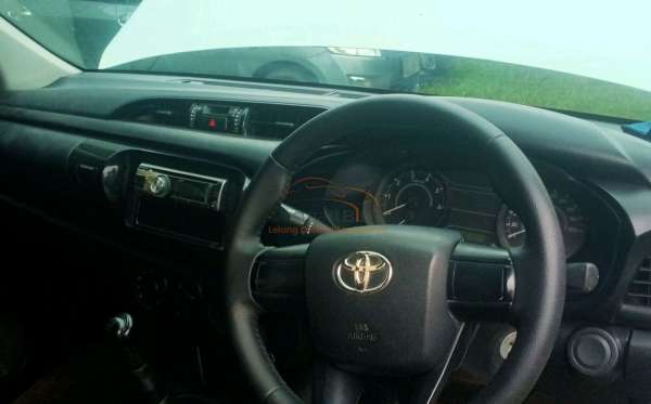 TOYOTA HILUX