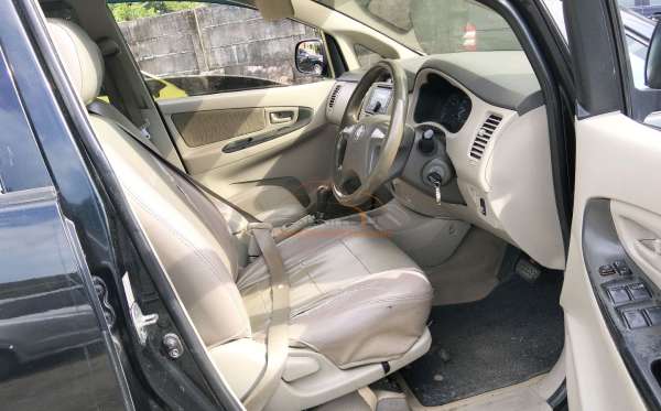 TOYOTA INNOVA E