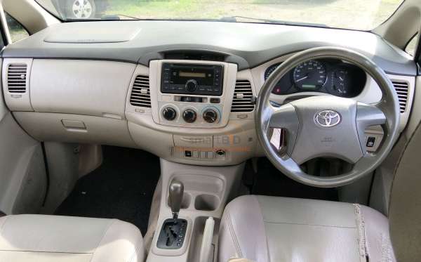 TOYOTA INNOVA E