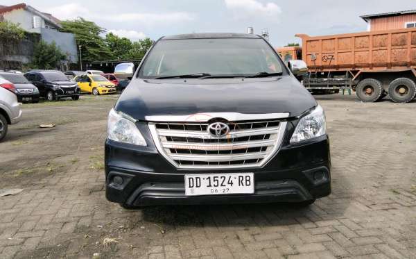TOYOTA INNOVA E