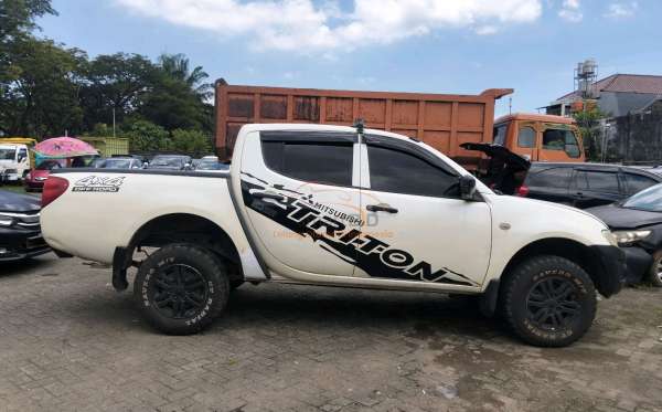 MITSUBISHI STRADA CR 2.8 AM DC GLX (4X4)