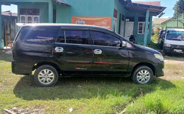 TOYOTA INNOVA E