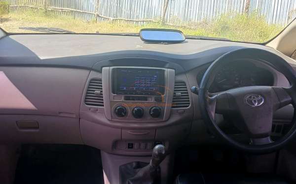 TOYOTA INNOVA E