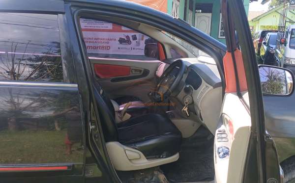 TOYOTA INNOVA E