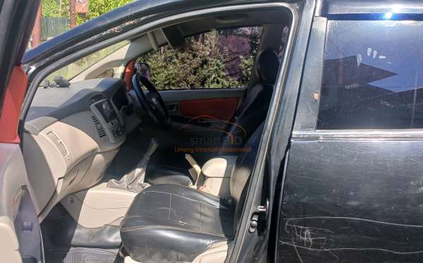 TOYOTA INNOVA E