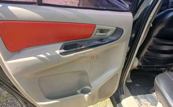 TOYOTA INNOVA E