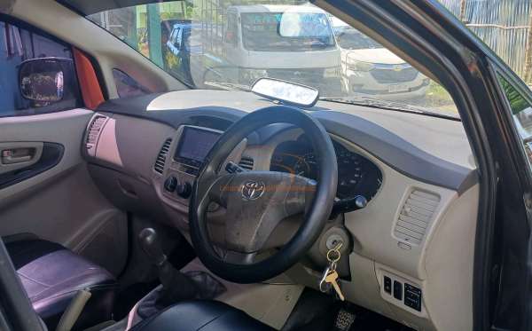 TOYOTA INNOVA E