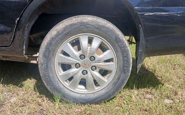 TOYOTA INNOVA E