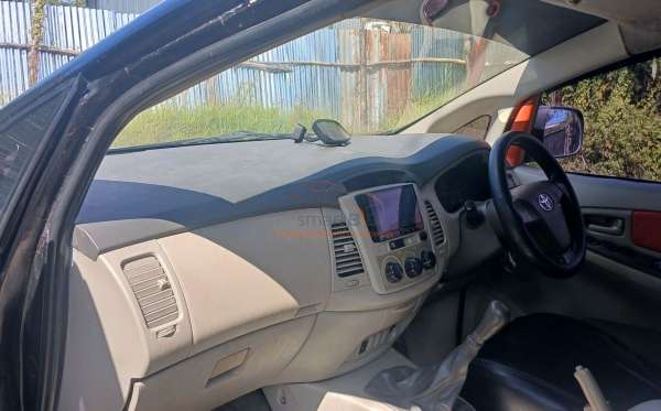 TOYOTA INNOVA E