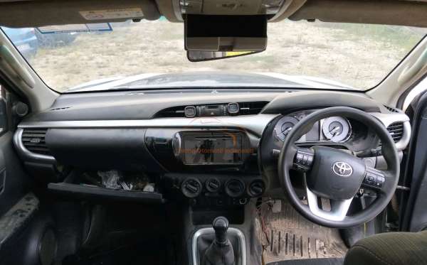 TOYOTA HILUX 2.4G DC 4X4