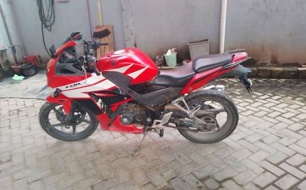 HONDA CBR 150 R