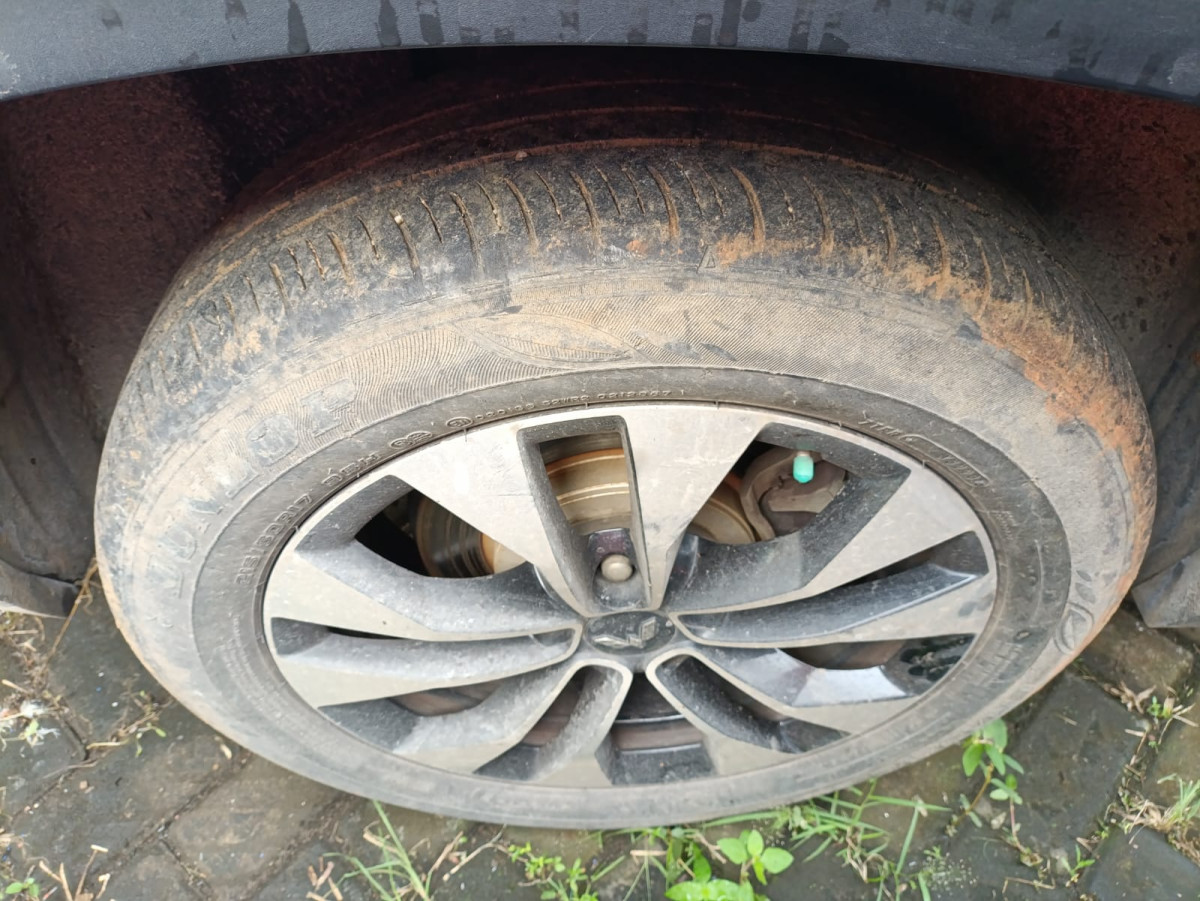 WULING  ALMAZ Almaz 1.5LT LUX + SC CVT (4X2) A/T